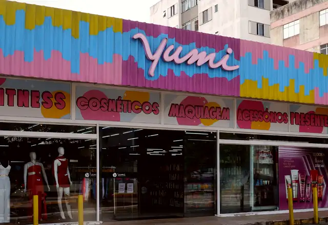 Fachada da Yumi Cosméticos no Kobrasol Fachada da Yumi Cosméticos no Kobrasol