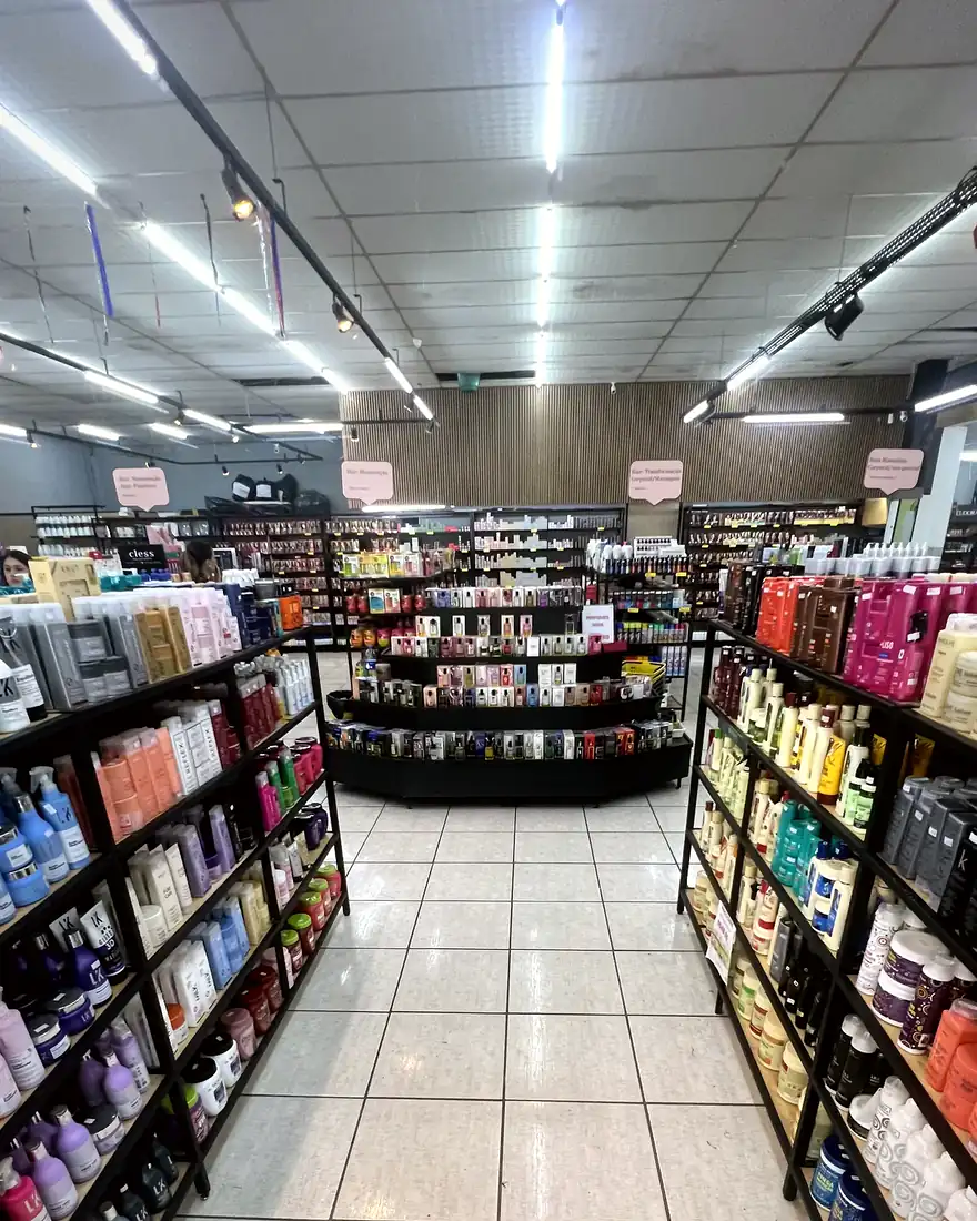 Interior da Yumi Cosméticos no Kobrasol, com prateleiras de produtos de beleza Interior da Yumi Cosméticos no Kobrasol, com prateleiras de produtos de beleza