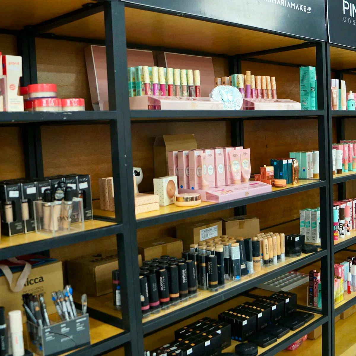 Corredor de maquiagens originais na Yumi Cosméticos no Kobrasol